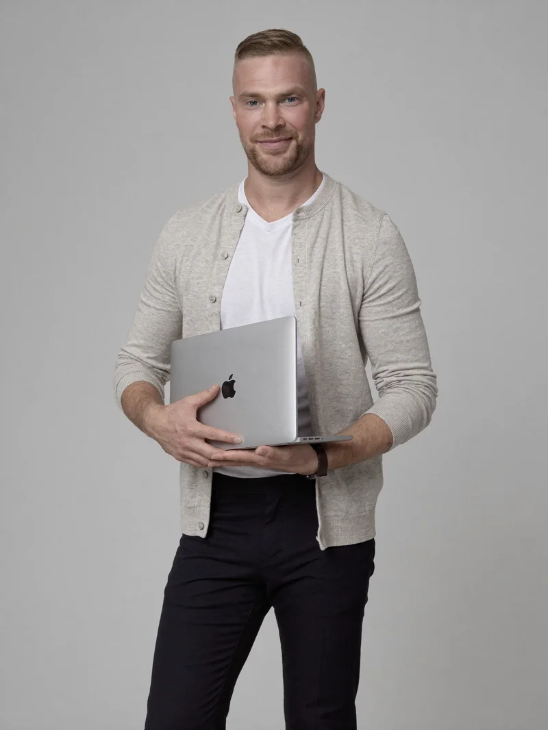 Alex Jego, fundador de JegoDigital, con su laptop